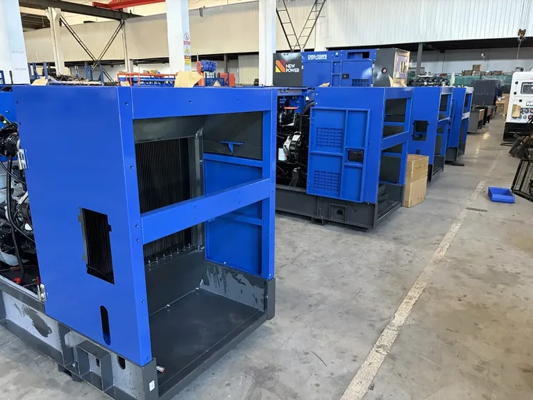 Caissons bleus de génératrices en cours d’assemblage