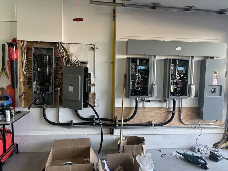 Panneaux électriques et équipements de transfert installés dans une réalisation client